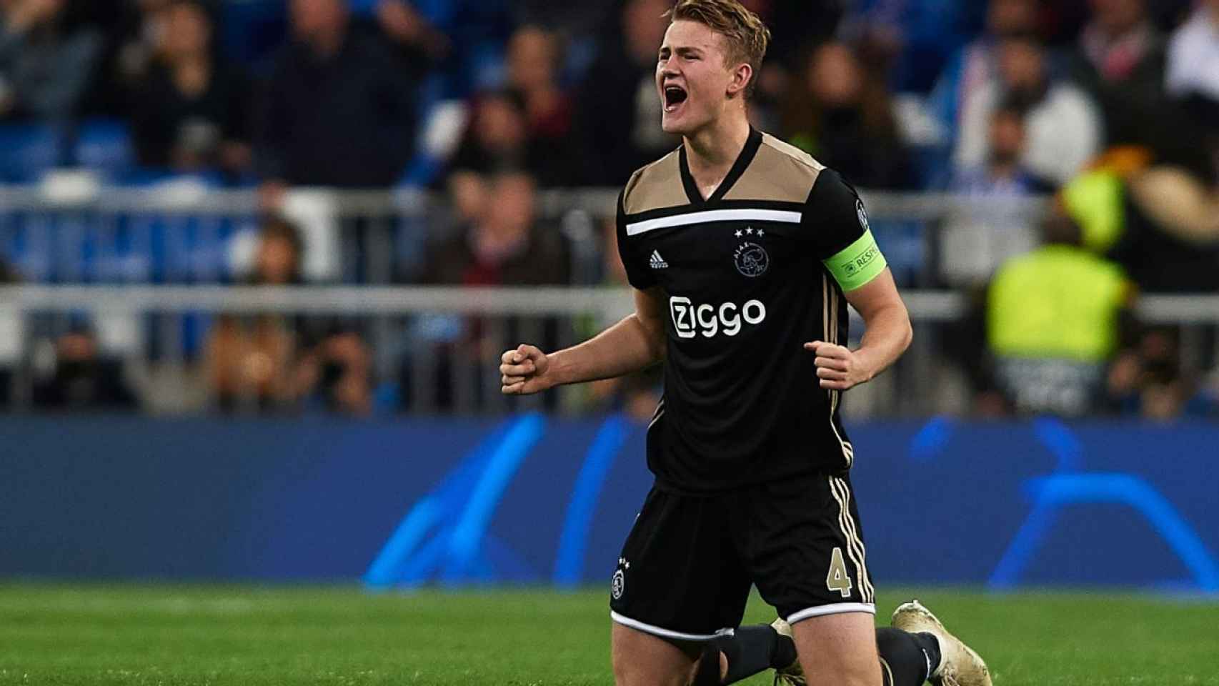 Matthijs de Ligt celebra la victoria del Ajax en el Santiago Bernabéu / EFE