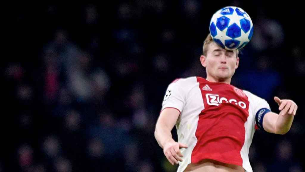 De Ligt despeja un balón durante un partido de Champions / EFE