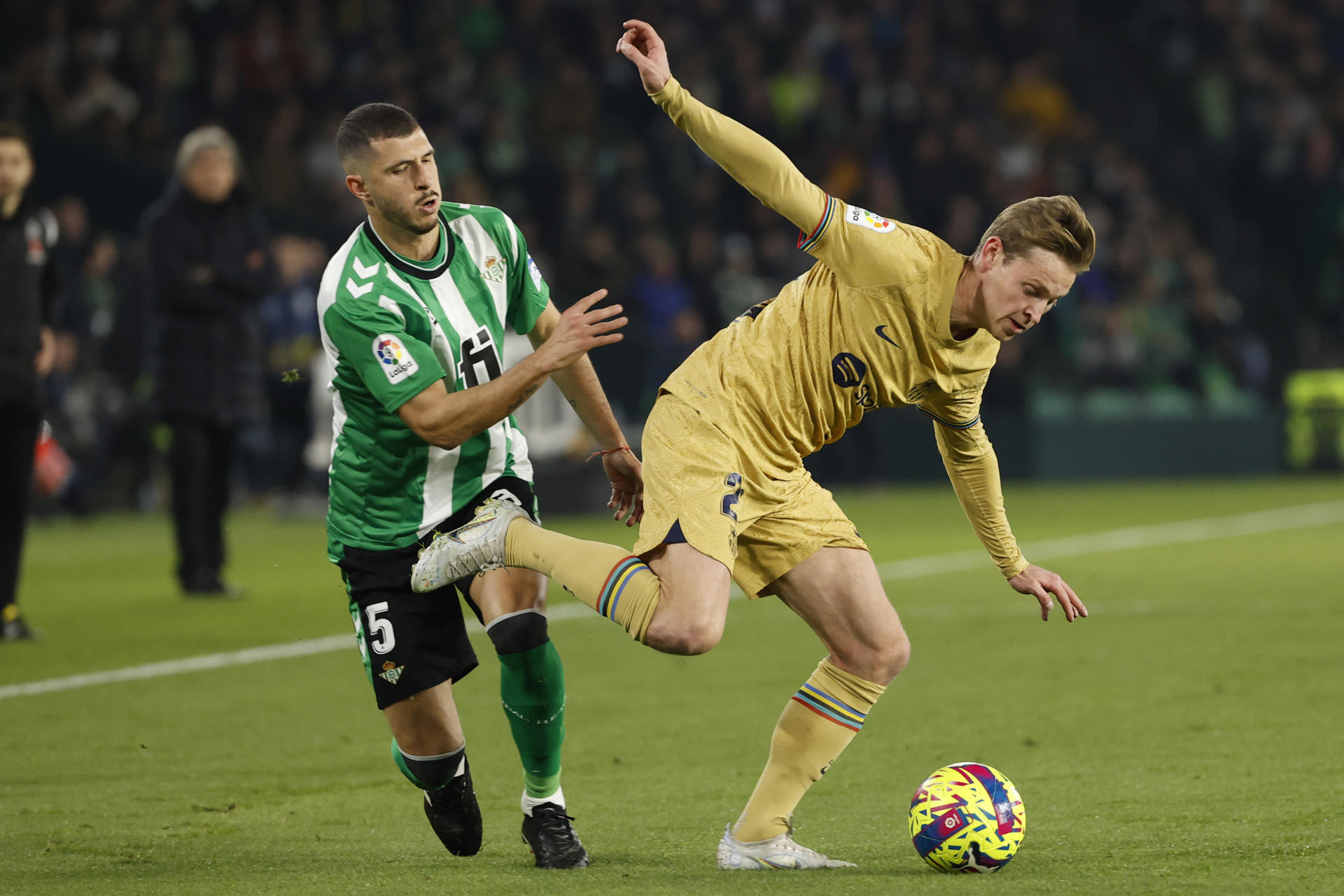 Frenkie de Jong controla el balón ante Guido Rodríguez : EFE