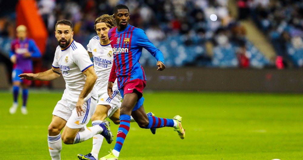 Dembelé intenta superar a Carvajal y Modric en la semifinal de la Supercopa disputada en Riad / FCB