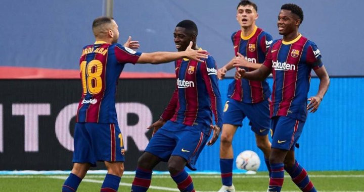 Jordi Alba, Dembelé, Pedri y Ansu Fati celebrando el primer gol contra el Betis / EFE