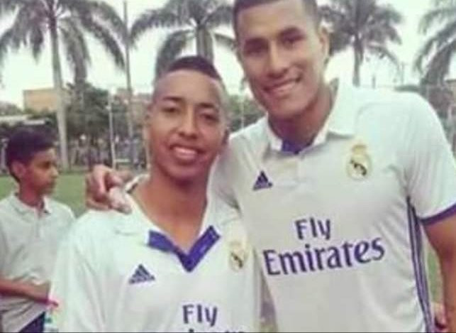 Jeison Murillo con un aficionado visitendo la camiseta del Real Madrid / TWITTER