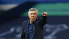 Carlo Ancelotti dando indicaciones / EFE