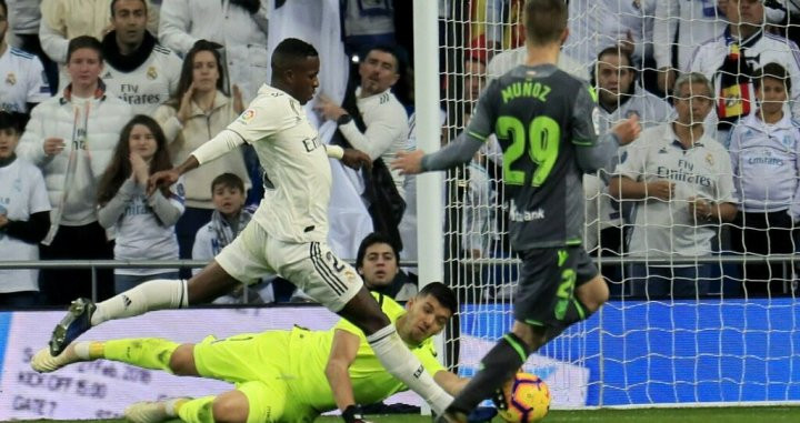 El posible penalti de Rulli sobre Vinicius fue muy protestado por la afición blanca / EFE