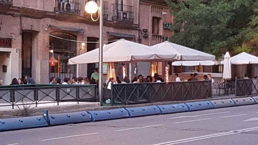 Jóvenes llenan las terrazas de Diego de León, en Madrid, durante la segunda ola del coronavirus / CG