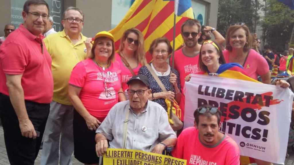 Jaume Padrós (2i), presidente del Colegio de Médicos de Barcelona (COMB), en la marcha de la ANC / CG