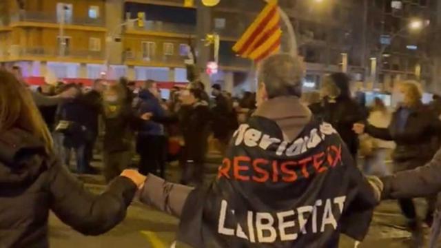 Baile de sardanas en plena calzada este domingo, en el segundo día de cortes ilegales de la Meridiana / TWITTER
