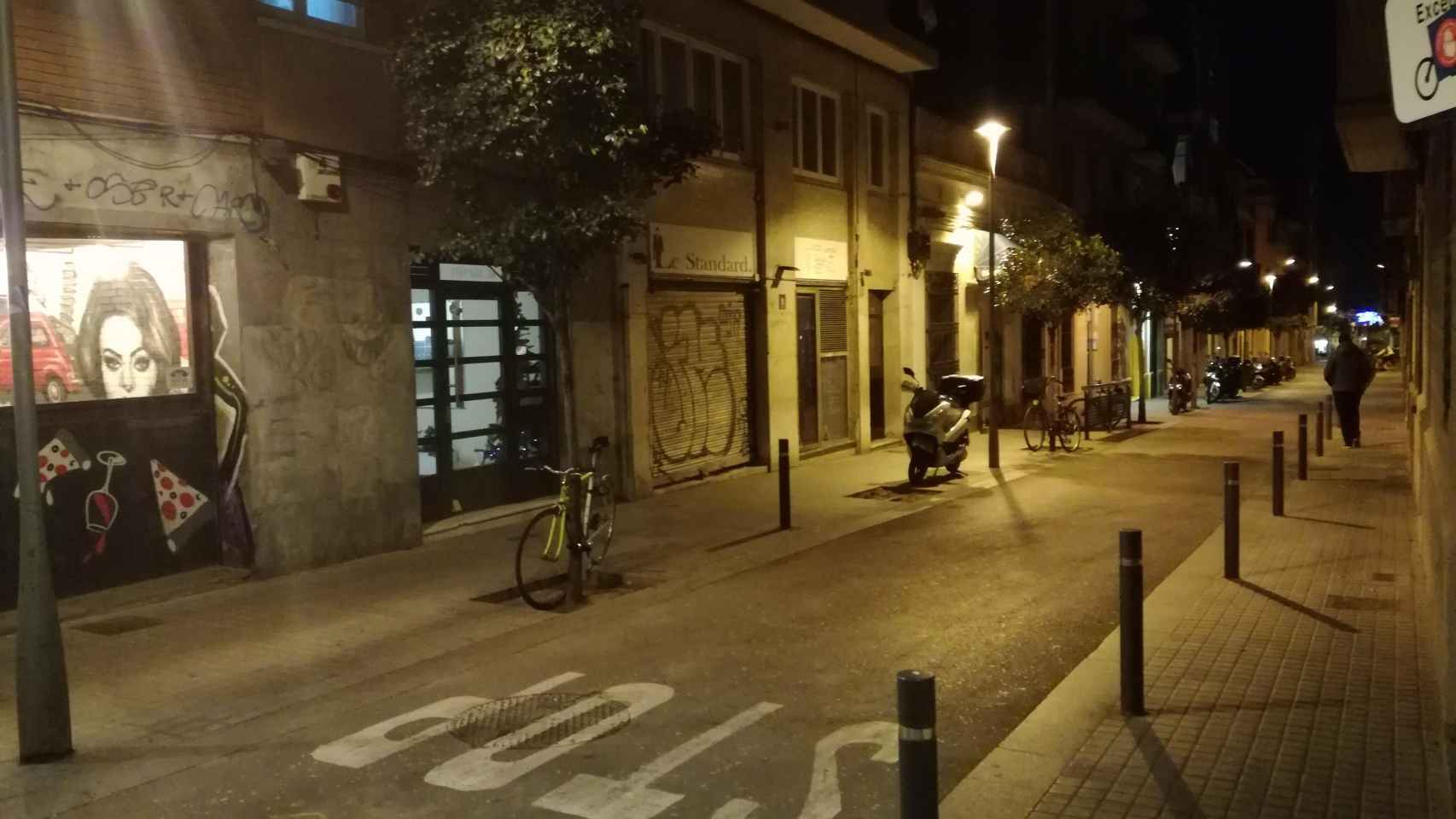 Establecimientos cerrados en la calle Topazi del barrio de Gràcia de Barcelona / CG