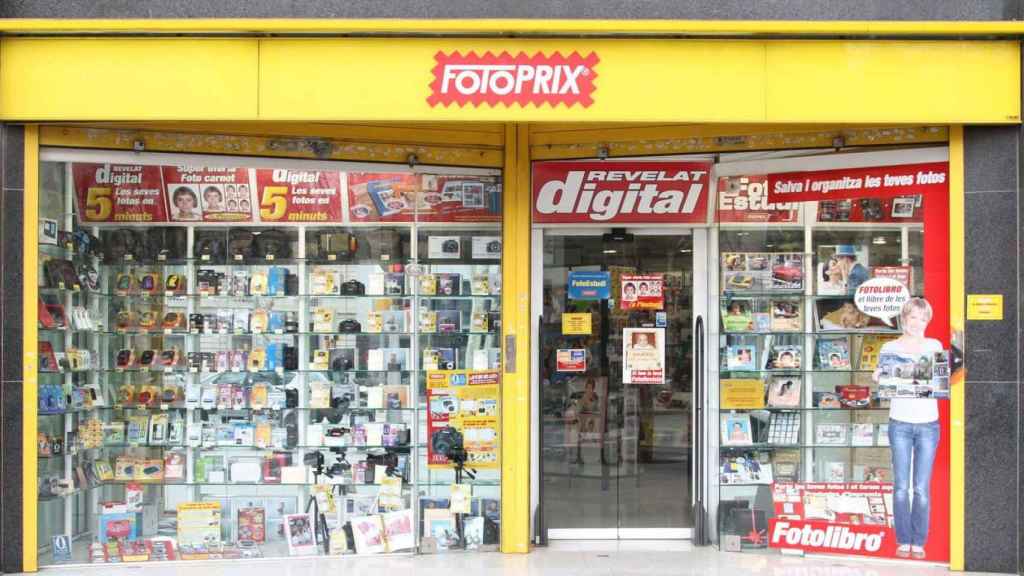 El escaparate de una tienda de Fotoprix, en una imagen de archivo / EFE