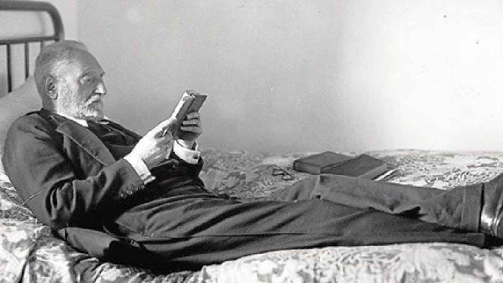 Miguel de Unamuno leyendo en la cama de su casa en Salamanca