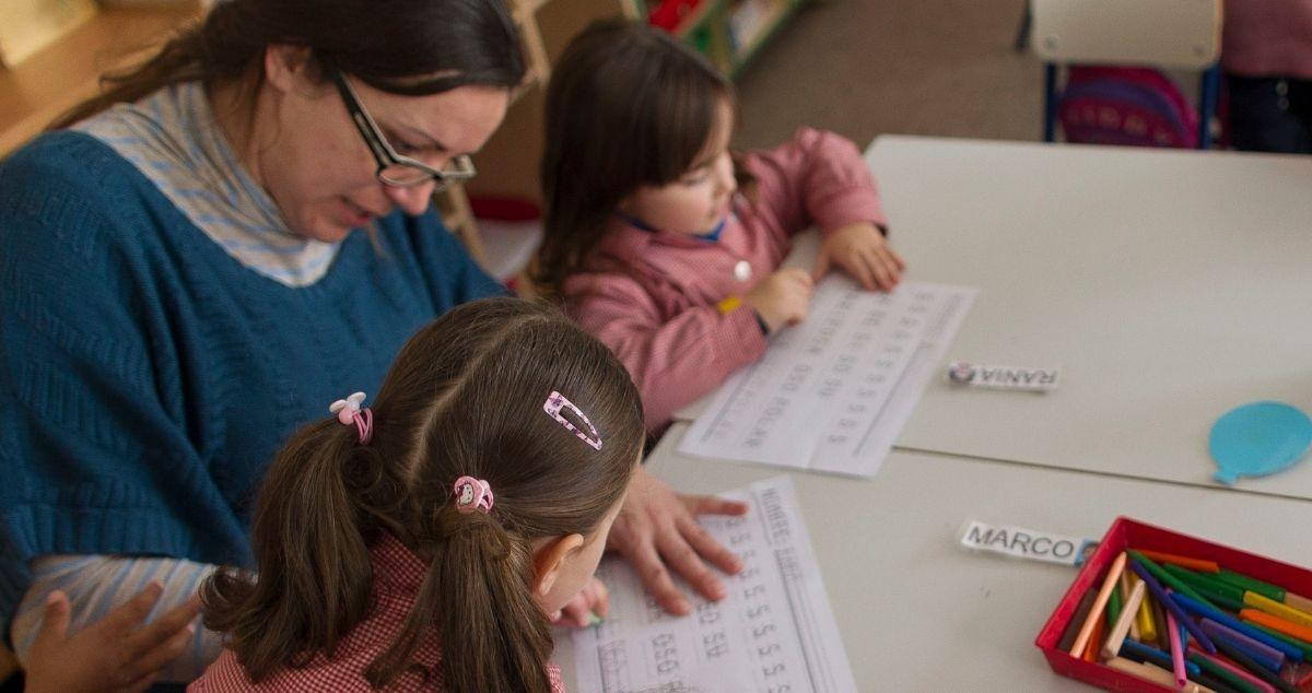 Una profesora en un aula, donde los interinos, embarazadas y enfermos salen más perjudicados por la mala praxis de educación / EUROPA PRESS