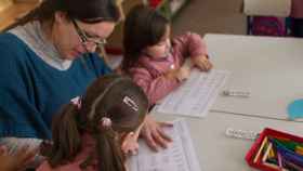 Una profesora en un aula, donde los interinos, embarazadas y enfermos salen más perjudicados por la mala praxis de educación / EUROPA PRESS