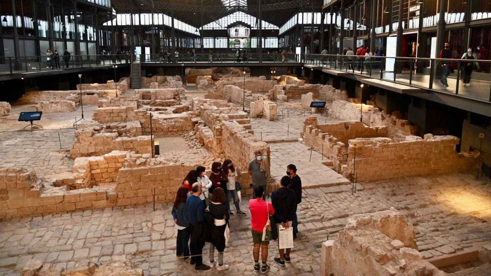 Un grupo de visitantes en las ruinas de El Born CCM / Cedida