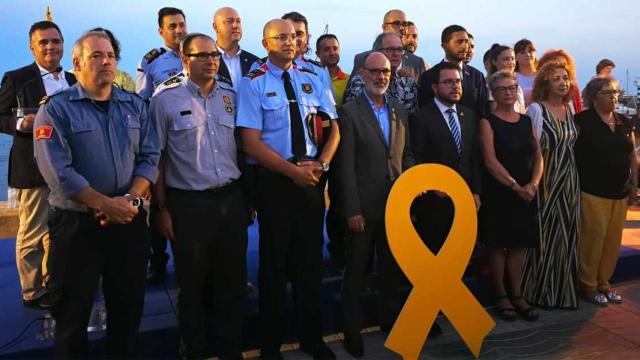 El nuevo jefe de los Mossos, Josep Maria Estela, posando con dirigentes del Govern junto a un enorme lazo amarillo secesionista el 16 de agosto de 2018 / @govern (TWITTER)