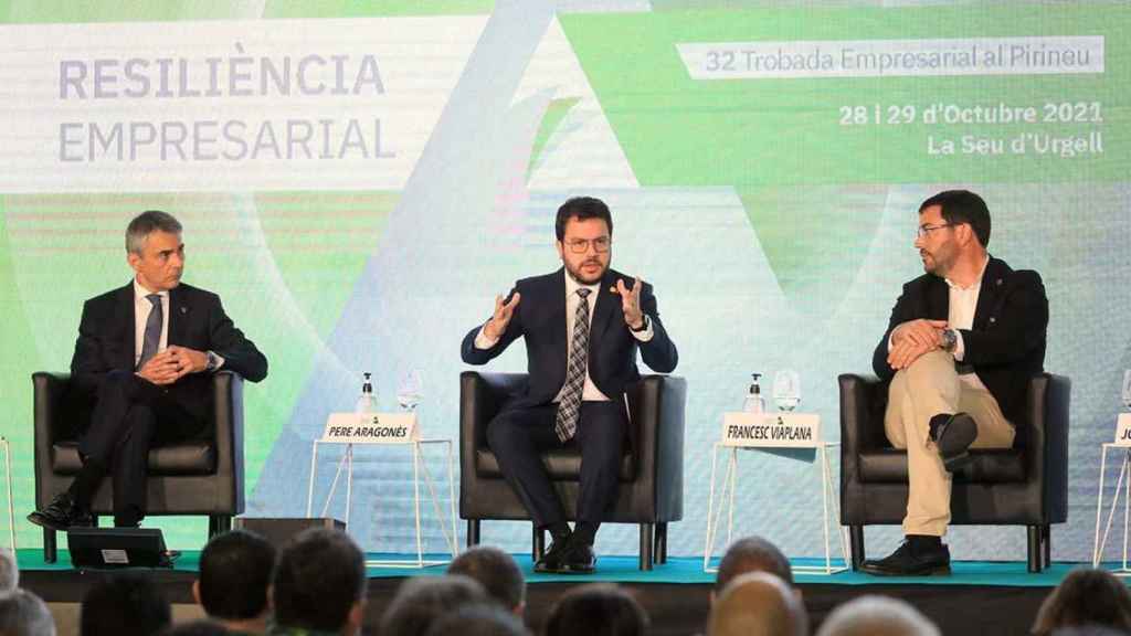 Pere Aragonès (c), en la 32 edición de la Trobada Empresarial al Pirineu junto al alcalde de La Seu d'Urgell, Francesc Viaplana, 'víctima' de la entrega del Govern a la CUP / GENCAT