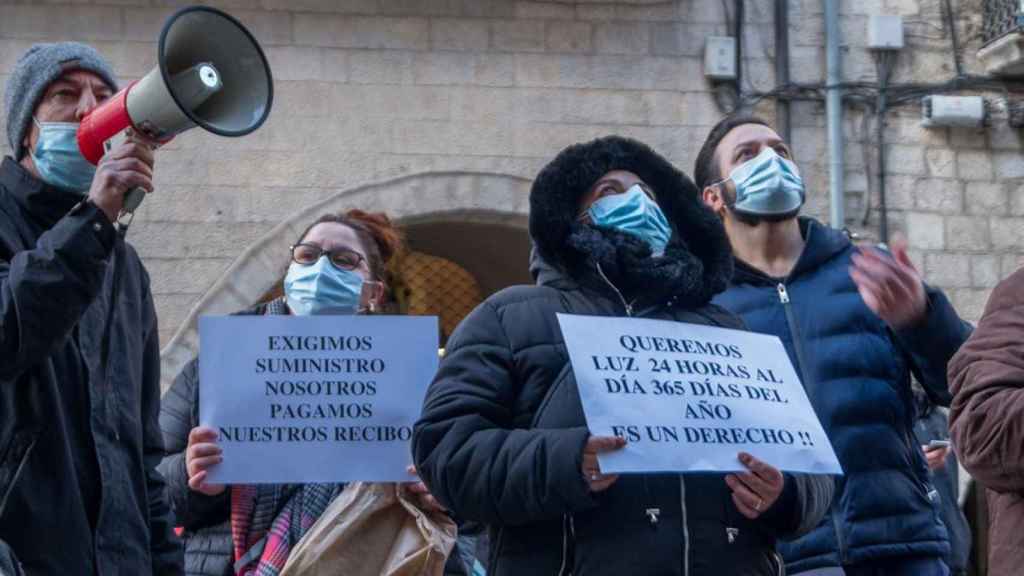 Protesta contra los cortes de luz en tres barrios de Girona ante el Ayuntamiento