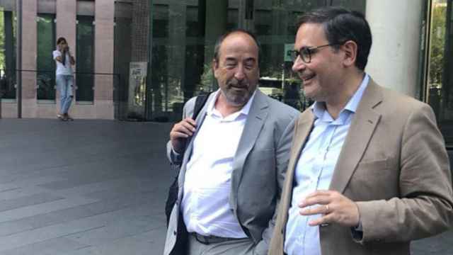 El exdelegado del Govern en Suiza, Manuel Manonelles (d) junto a su abogado en la Ciudad de la Justicia / EUROPA PRESS