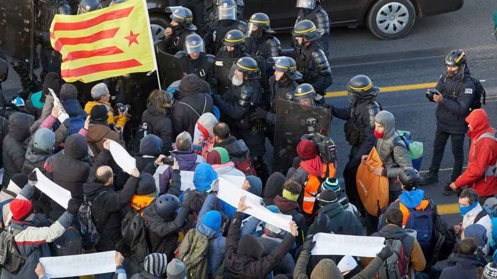 Antidisturbios franceses, desalojando independentistas que ocupaban la autopista AP7 en Le Perthus / EFE