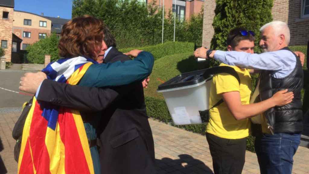 Rai López, el fánatico que caminó 1300km para ver a Puigdemont, en Waterloo / TWITTER