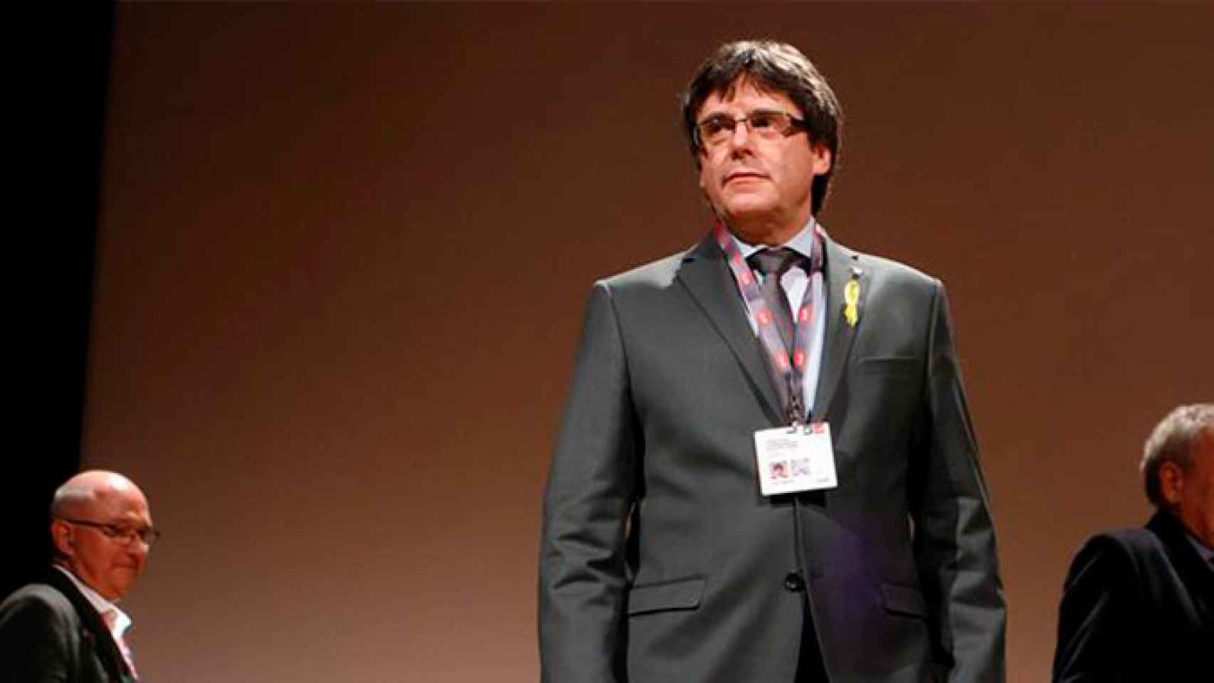 El expresidente catalán Carles Puigdemont (c) asiste a un debate bajo el tema Derecho de autodeterminación junto al director del departamento de Derecho Público de la Universidad de Ginebra, Nicolas Levrat (i), y el periodista español Xavier Vidal-Folch