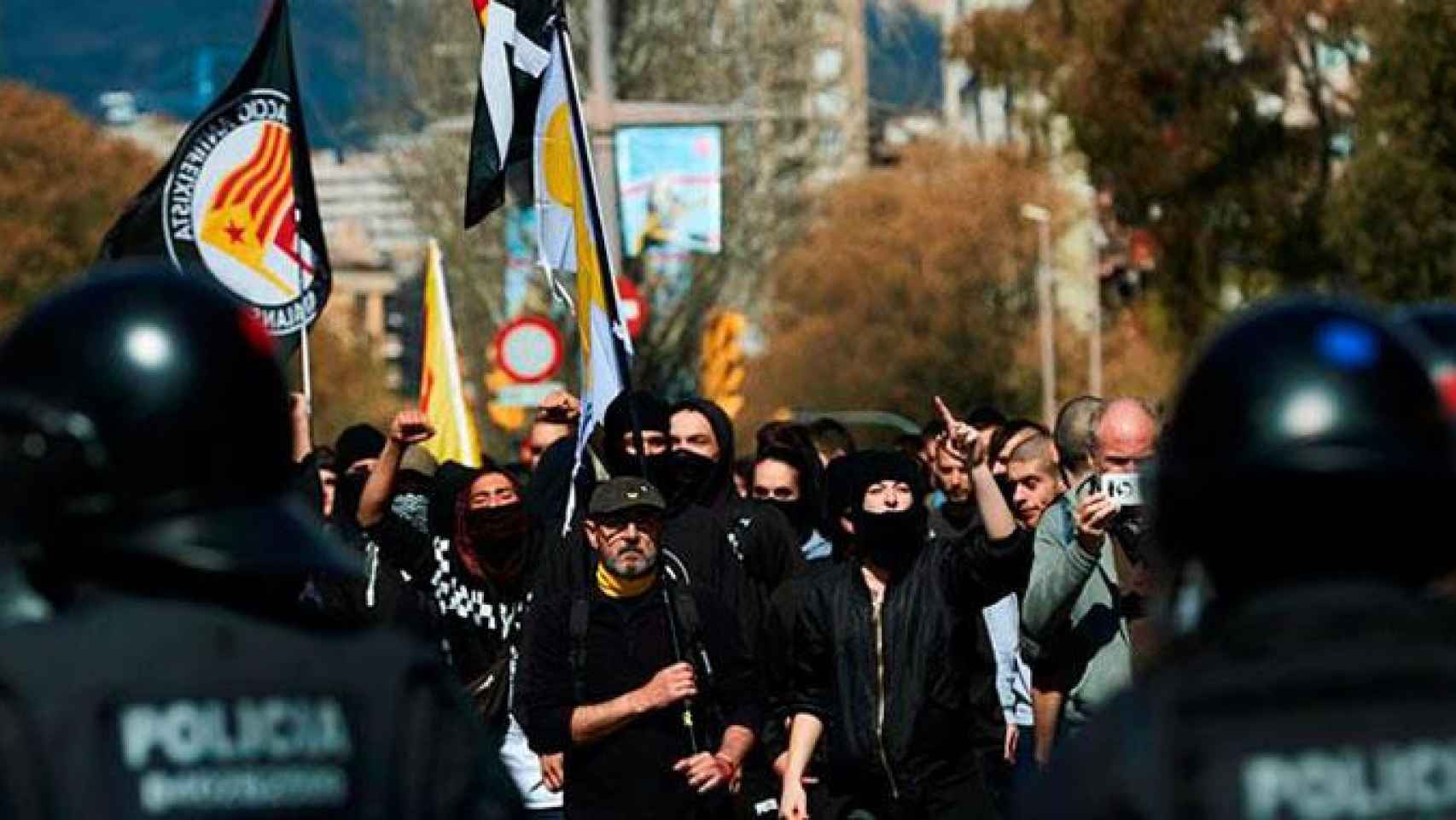 Participantes en la manifestación que el independentismo radical ha convocado contra un acto de Vox en Barcelona / EFE