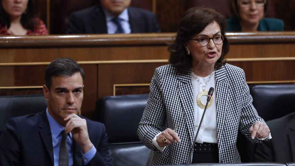 La vicepresidenta, Carmen Calvo, junto al presidente del Gobierno, Pedro Sánchez / EFE