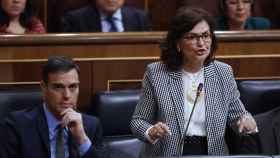 La vicepresidenta, Carmen Calvo, junto al presidente del Gobierno, Pedro Sánchez / EFE