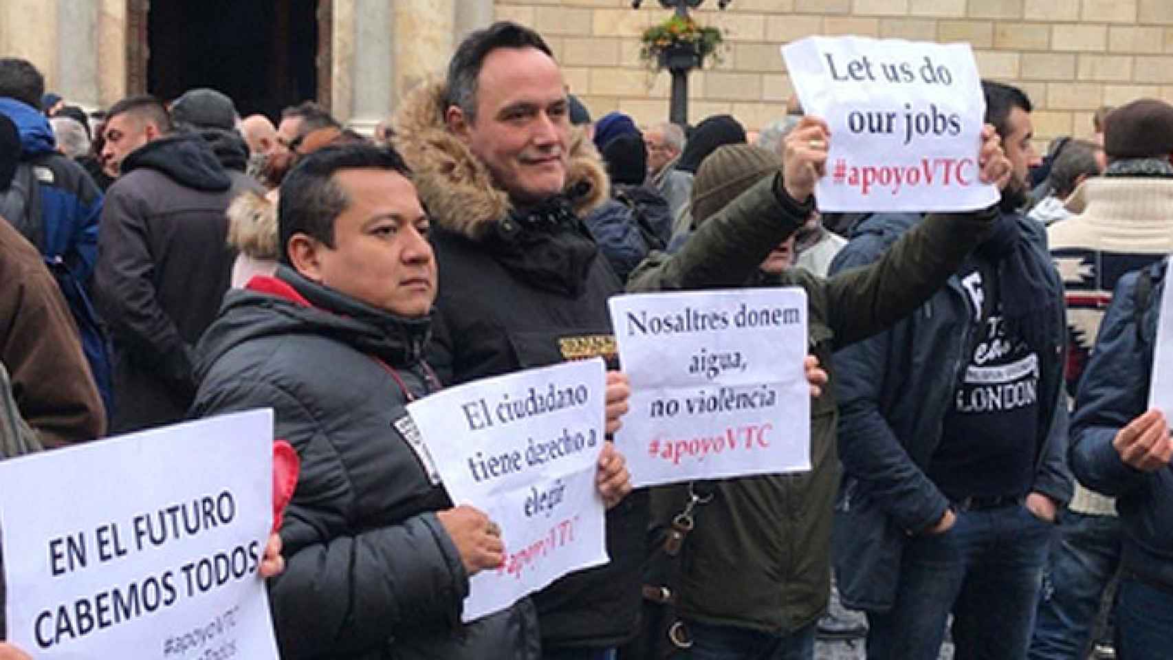 Conductores de VTC, concentrados en la plaza de Sant Jaume de Barcelona, ante el Palau de la Generalitat / CG