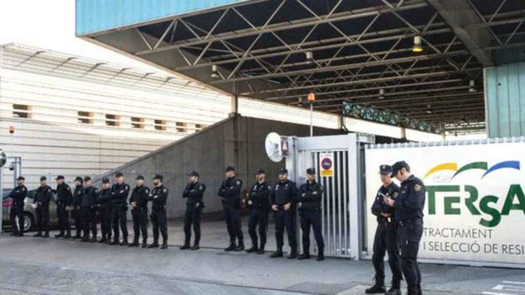 Agentes de la Policía Nacional en la incineradora de Sant Adrià de Besós, donde los Mossos quisieron destruir documentos sobre el espionaje del Govern / EFE