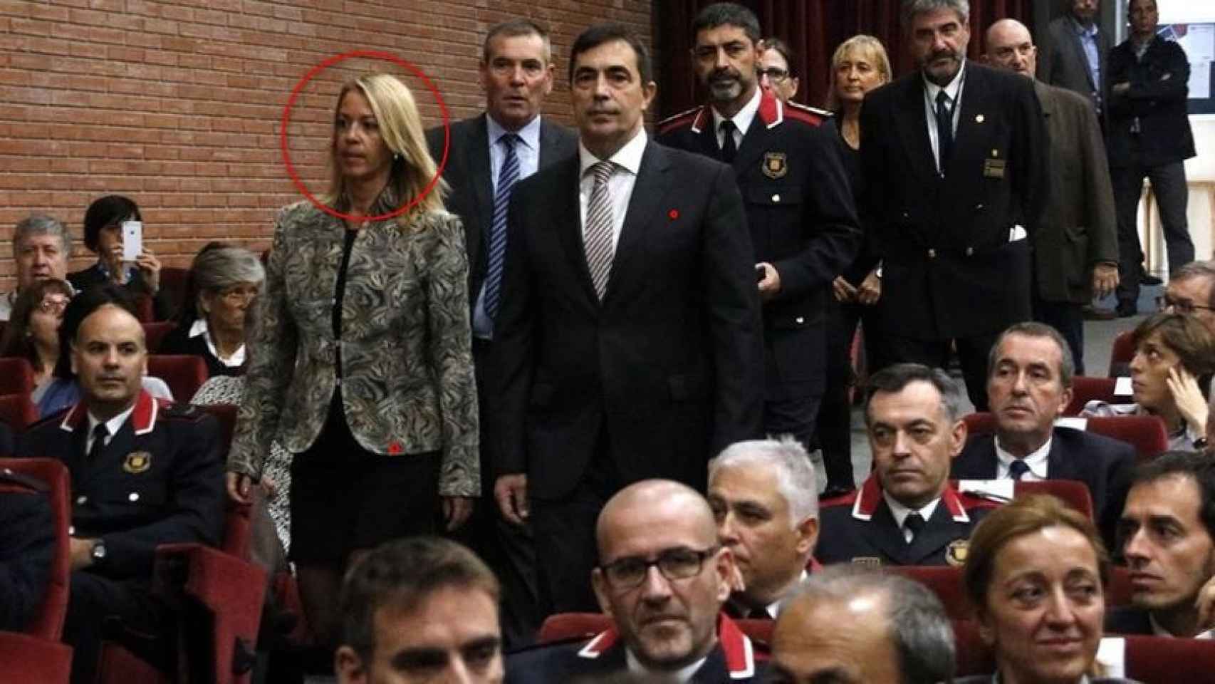 Annabel Marcos seguida por Pere Soler y Josep Lluís Trapero / EFE