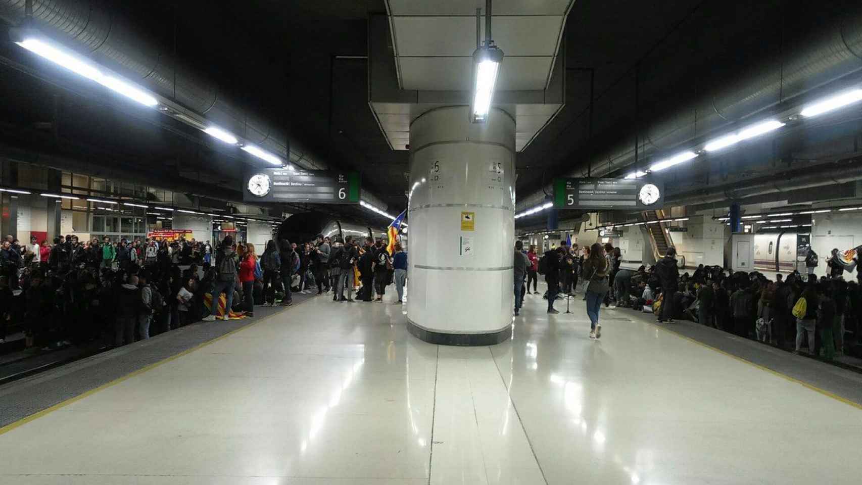 Los estudiantes cortan las vías del AVE en la estación de Sants / CG