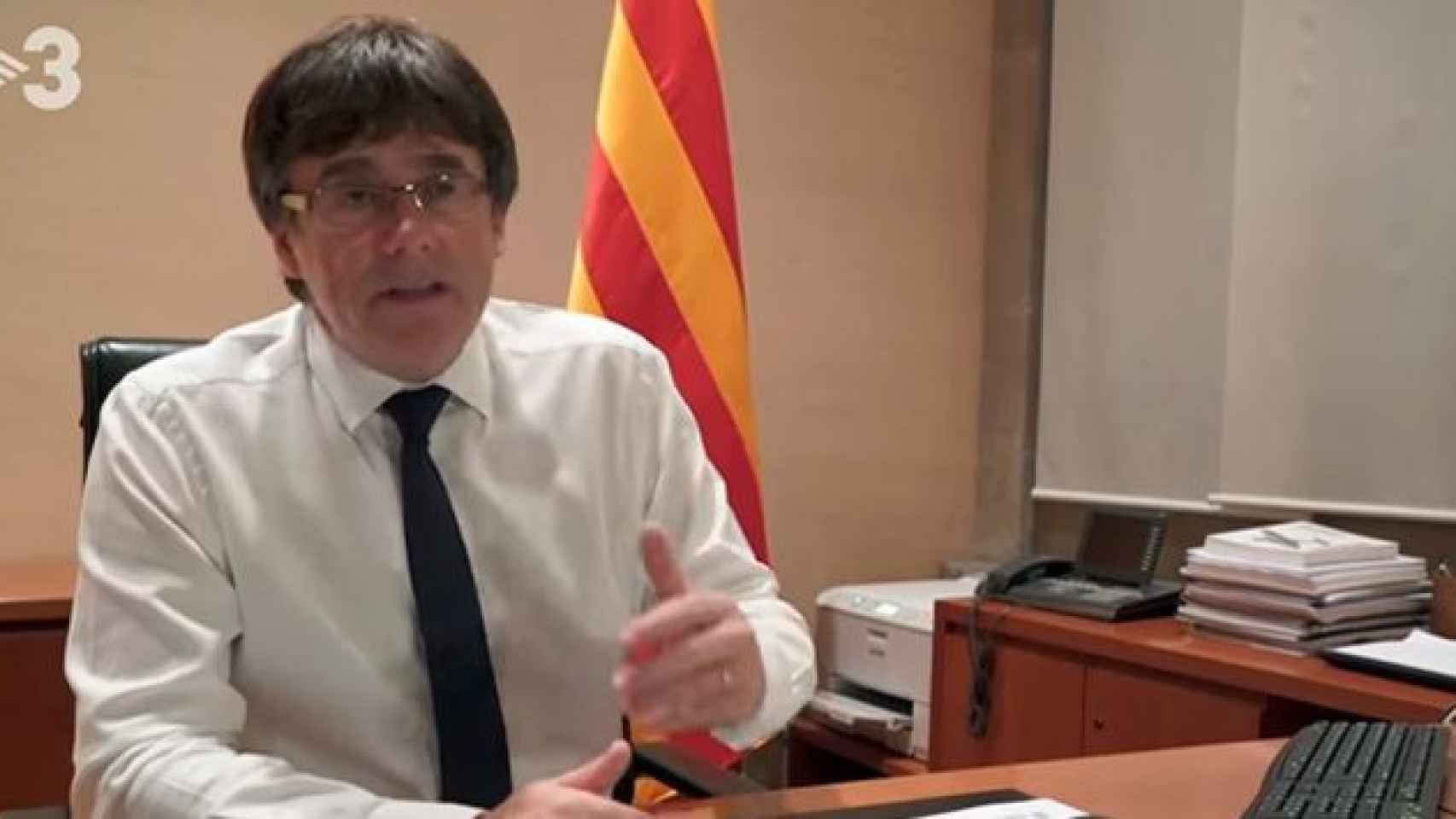 El 'president' de la Generalitat, Carles Puigdemont, durante la emisión del programa de TV3 '30 minuts' / CG