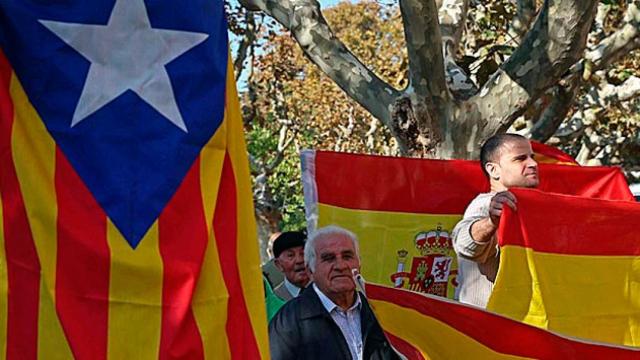 'Esteladas' y banderas de España durante una concentración a las puertas del Parlament con motivo de la aprobación de la resolución independentista con partidarios de una nación u otra. Política