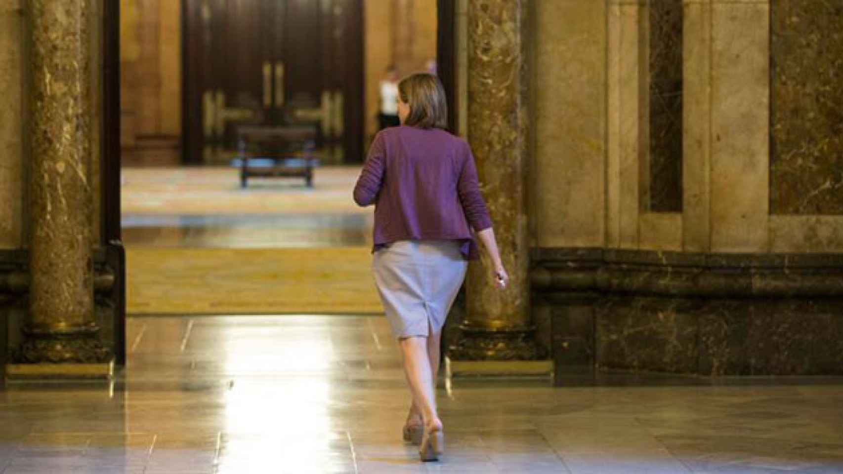 La presidenta del Parlament, Carme Forcadell, de espaldas entrando en la cámara autonómica / EFE