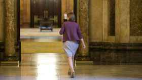 La presidenta del Parlament, Carme Forcadell, de espaldas entrando en la cámara autonómica / EFE