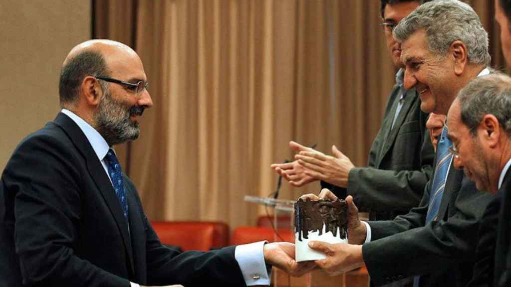 Fernando Abril Martorell, presidente de Indra, cuando recogió la distinción del Congreso a la memoria de su padre, que fue vicepresidente del Gobierno con Adolfo Suárez de presidente / EFE