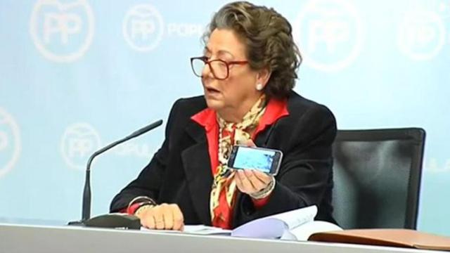 Rita Barberá comparece ante los medios para anunciar que acudirá a declarar ante el juez voluntariamente.