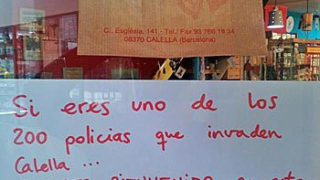 Cartel expuesto en el escaparate de una tienda de Calella, repudiando a los agentes de la Policía Nacional