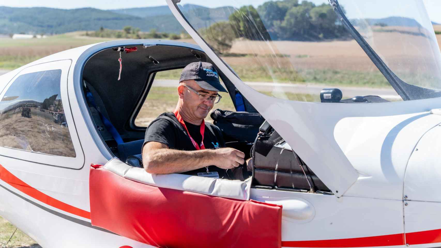 Philippe Carette planificando su plan de vuelo en el interior de su avioneta, tras su aterrizaje en el aeródromo de Igualada-Ódena donde se dieron cita varios pilotos / LUIS MIGUEL AÑÓN (CG)