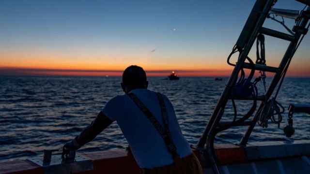 Uno de los marineros del barco pesquero salido del puerto L'Escala mira a otros barcos, poco antes de volver sin pescar / LUIS MIGUEL AÑÓN (CG)