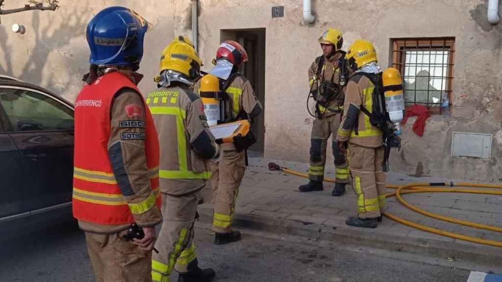 Los bomberos en la vivienda de Caldes de Malavella (Girona) después de apagar el fuego / BOMBERS DE LA GENERALITAT