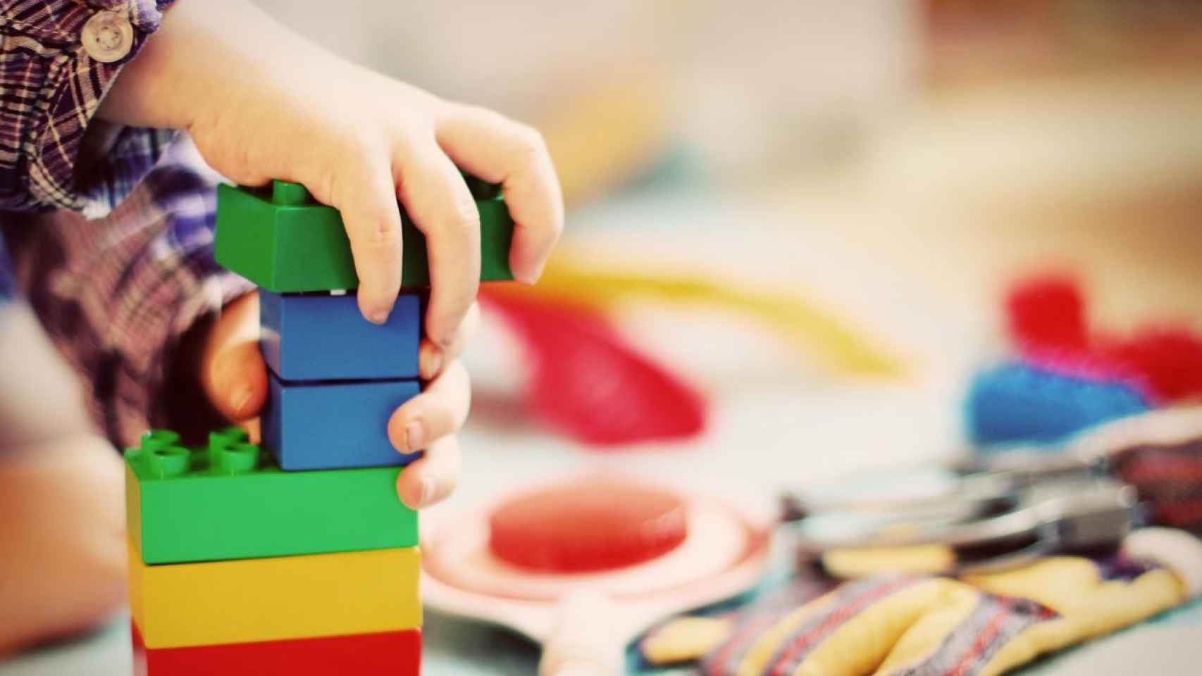 Niño con un juguete de construcción