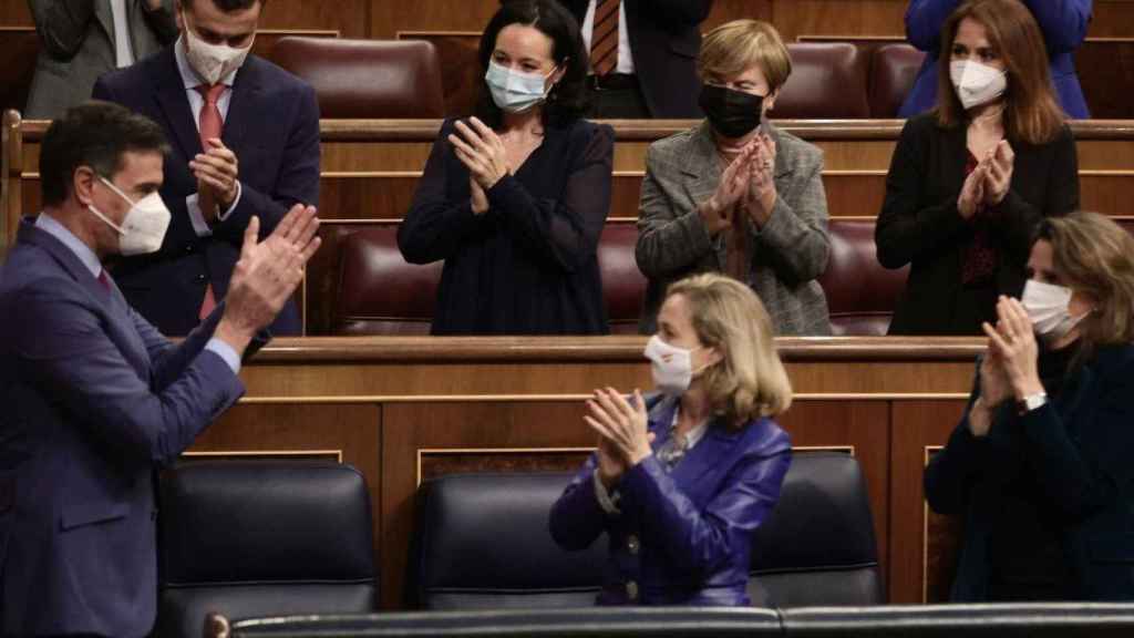 El presidente del Gobierno, Pedro Sánchez, es aplaudido tras su intervención en la sesión en el Congreso de los Diputados en la que se han aprobado los Presupuestos / Eduardo Parra (EP)