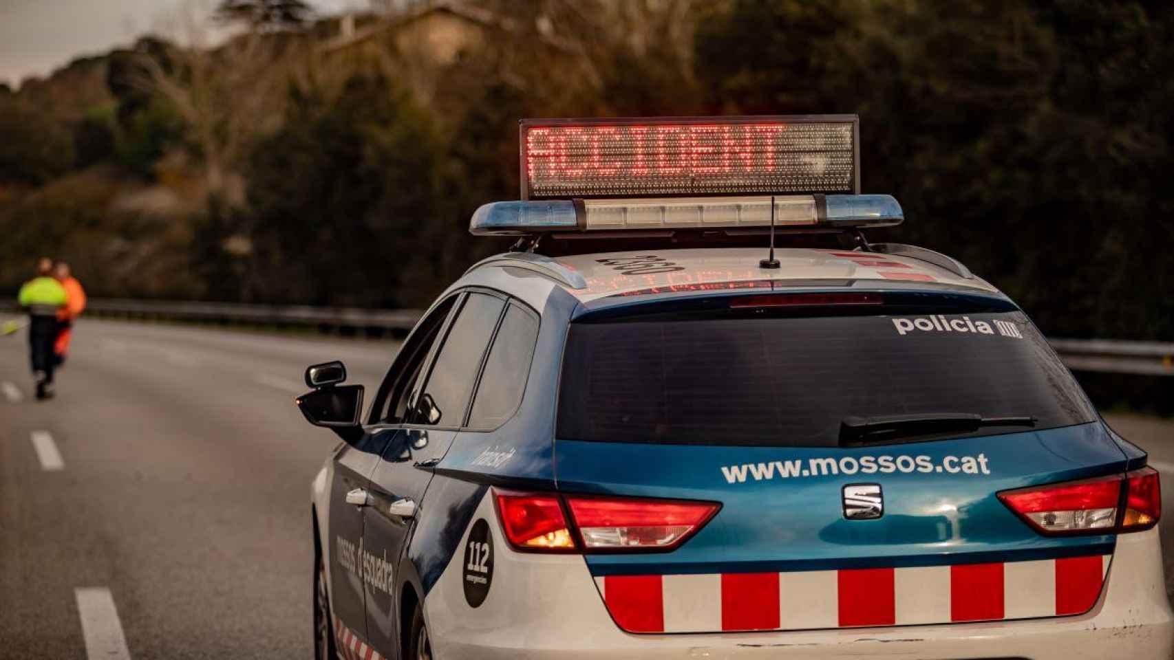 Un vehículo de los Mossos alerta de un accidente, como el ocurrido hace unas horas en Tordera / MOSSOS D'ESQUADRA