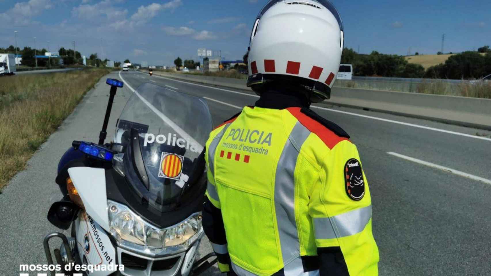 Un agente de los Mossos vigila el tráfico: un conductor circuló ebrio y en dirección contraria por la A-2 / MOSSOS D'ESQUADRA