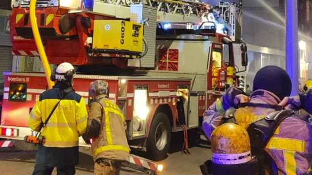 Bomberos de la Generalitat preparados para intervenir en un incendio