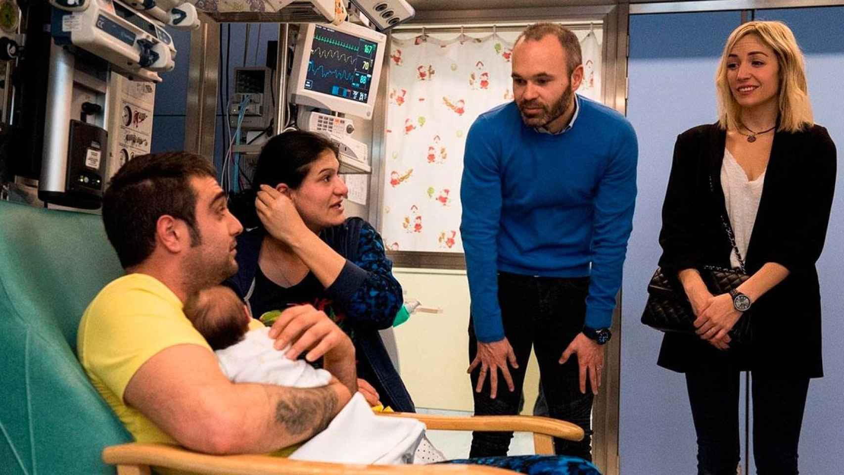 Andrés Iniesta visita en una imagen de archivo las unidades de neonatología del Vall d'Hebron cuya reforma apadrinó / EUROPA PRESS