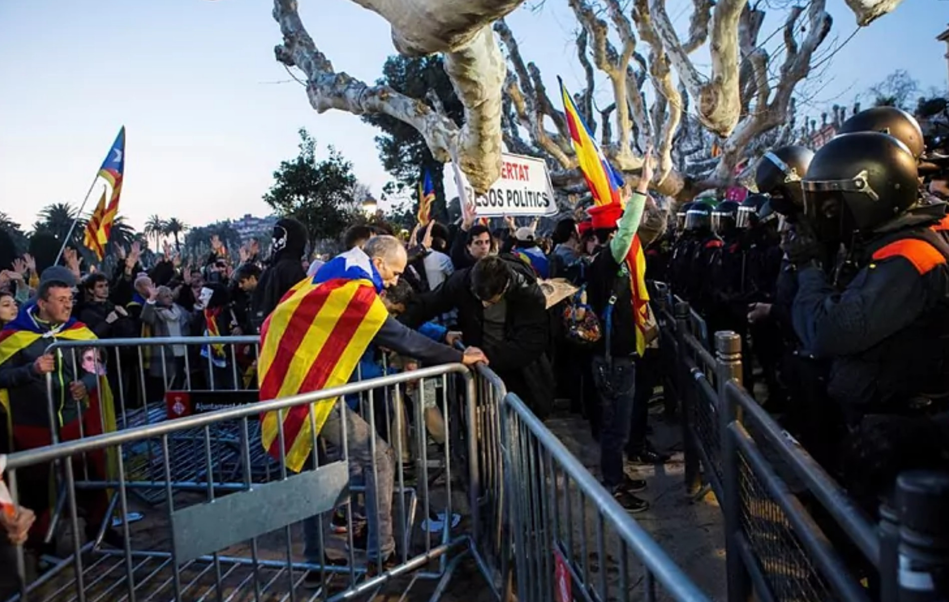 Manifestantes durante el cerco al Parlament por la investidura fallida de Puigdemont / EFE