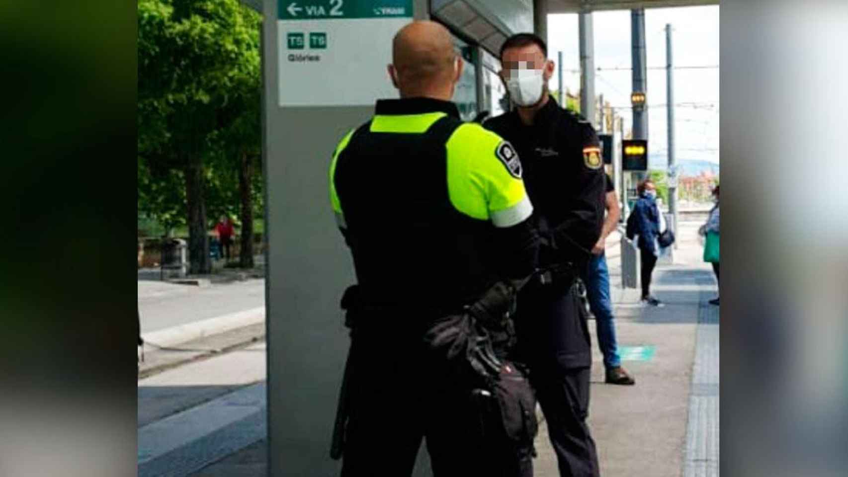 Imagen de un vigilante de seguridad del Trambesòs conversando con un agente de la Policía Nacional tras un incidente / CG