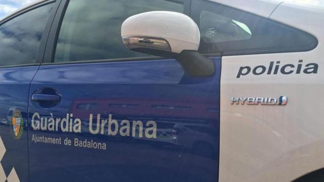 Un coche de la Guardia Urbana de Badalona con el detenido / GUB BDN